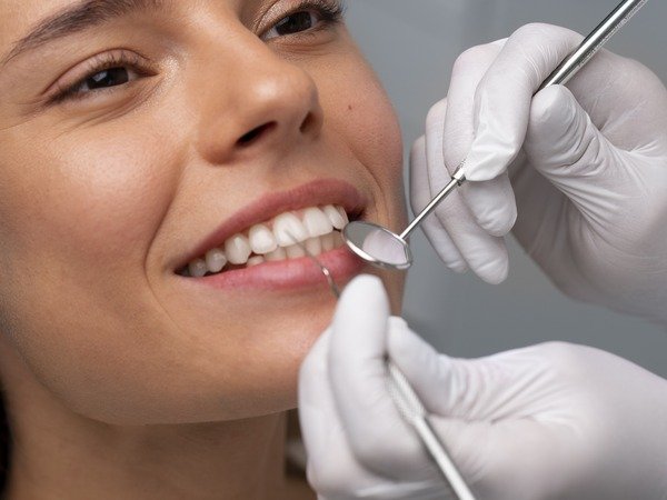 Dentista conversando com paciente na Click Dente